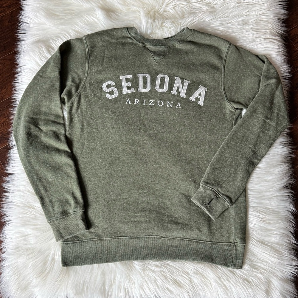 Sedona Arizona Green Crewneck Sweatshirt with thumbholes women’s size large